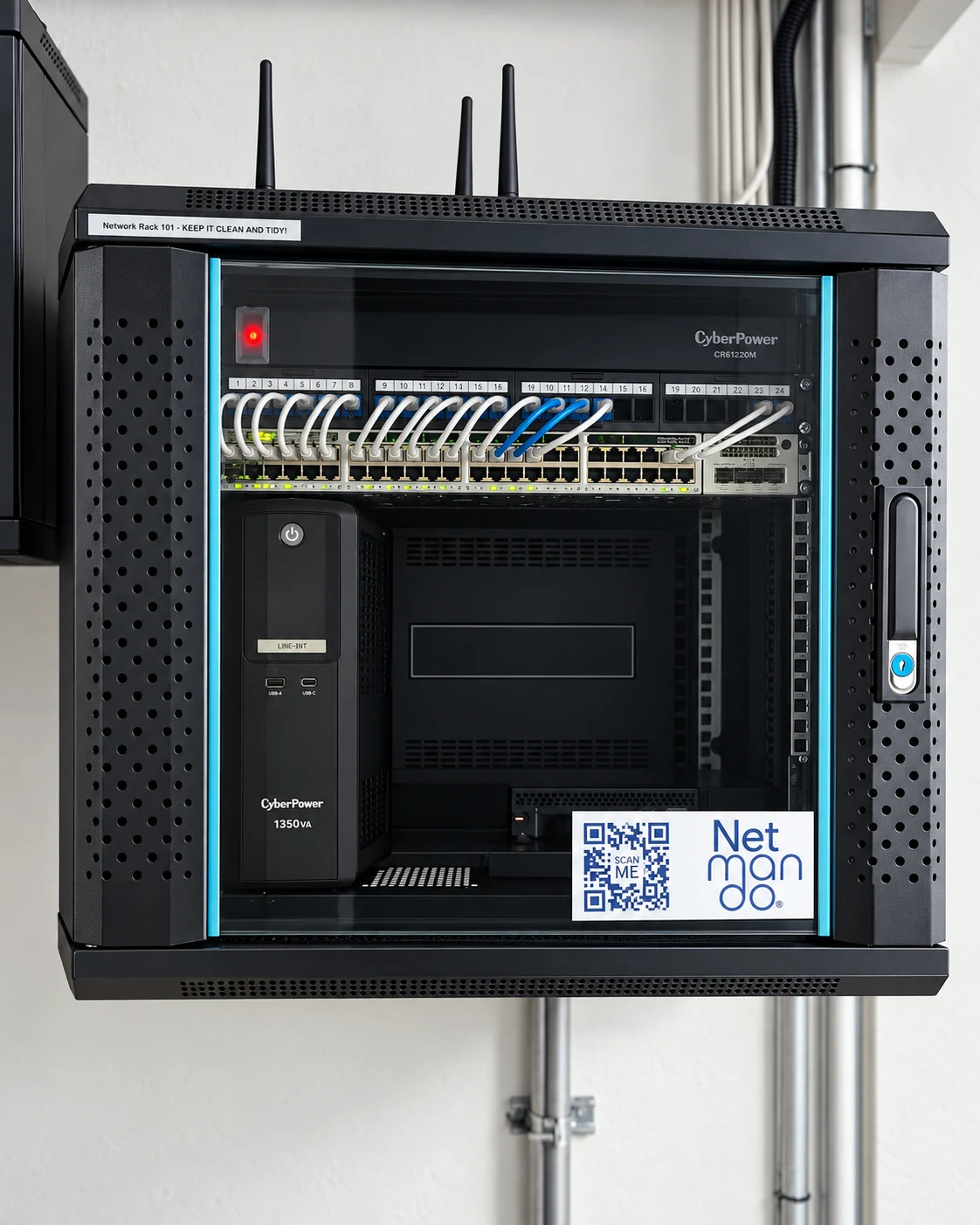 Vista de un rack del Ayuntamiento de Esperanza con conexiones de red y respaldo eléctrico.