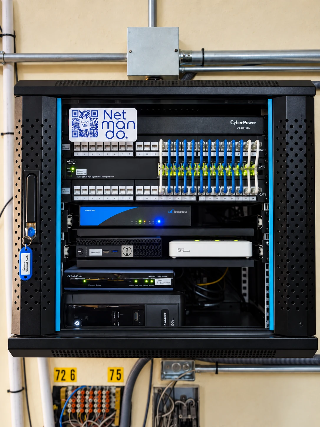 Rack instalado con switching, patch panels y equipos de red y comunicaciones.