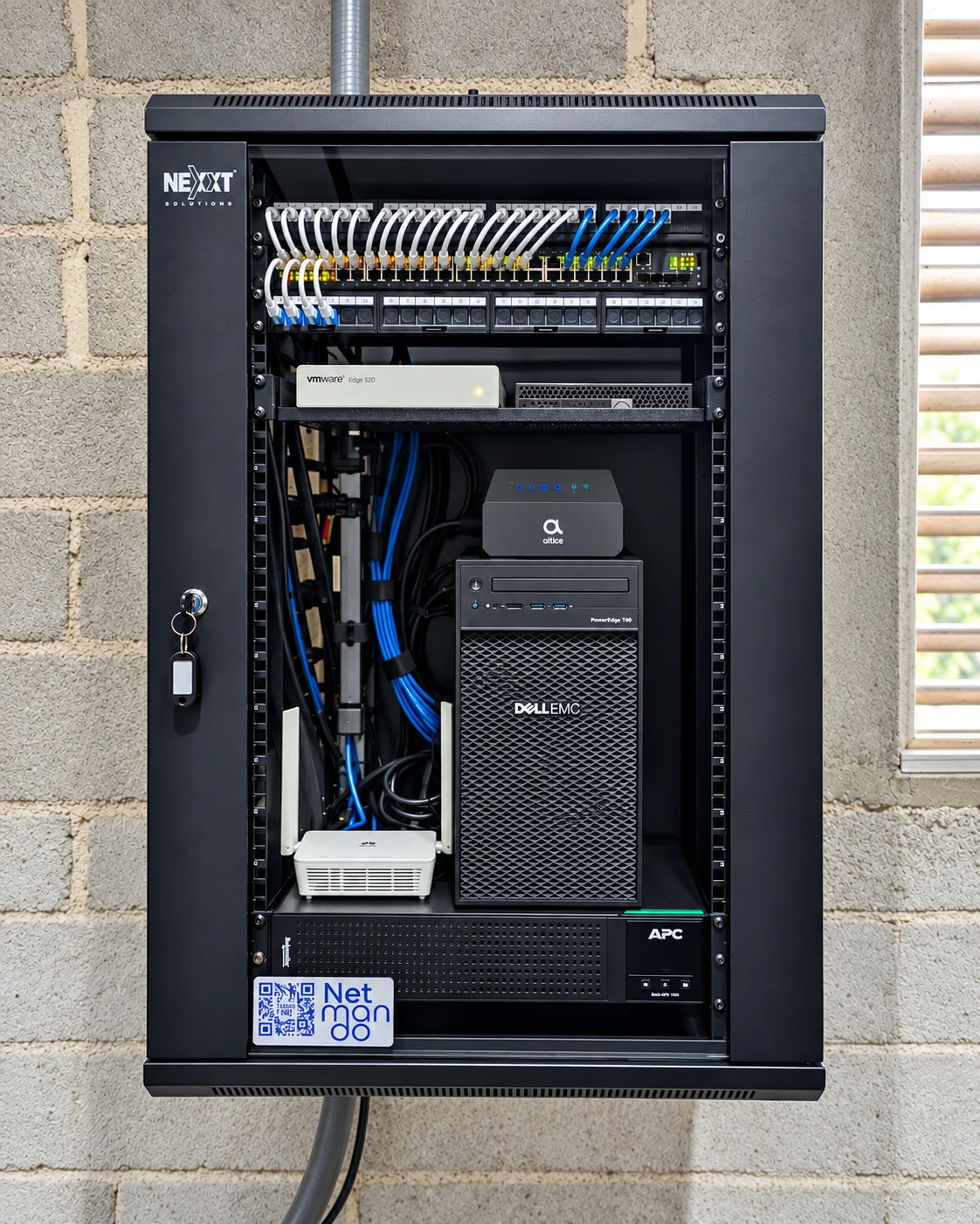 Rack de Magic Metal con patch panels, switching, servidor y respaldo eléctrico instalados.