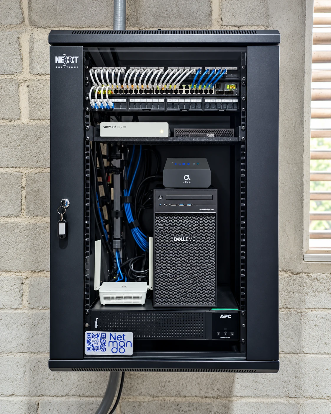 Detalle del switching y patching instalados en el rack de Magic Metal.