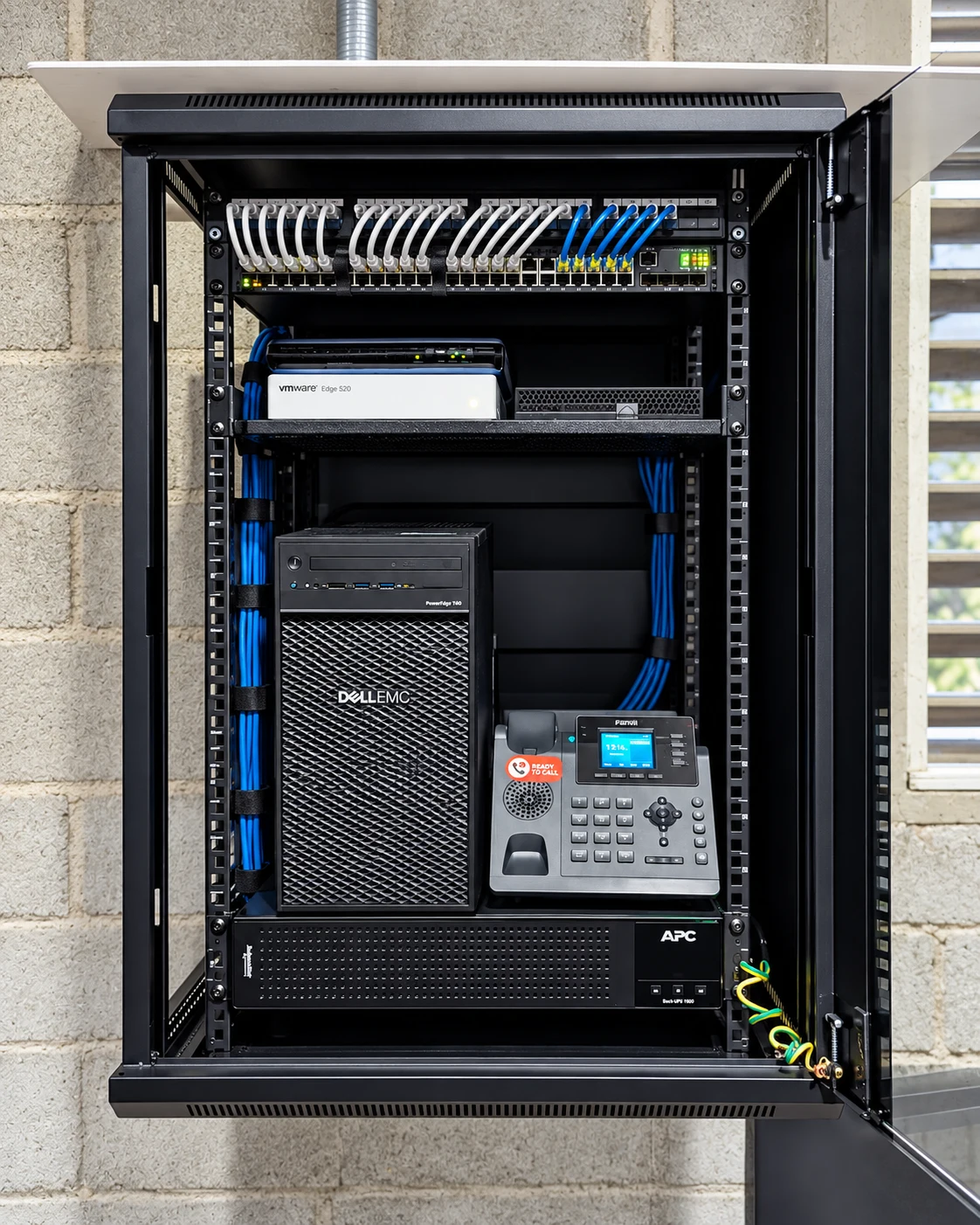 Rack abierto de Magic Metal con servidor, conexiones de red y terminal de telefonía IP.