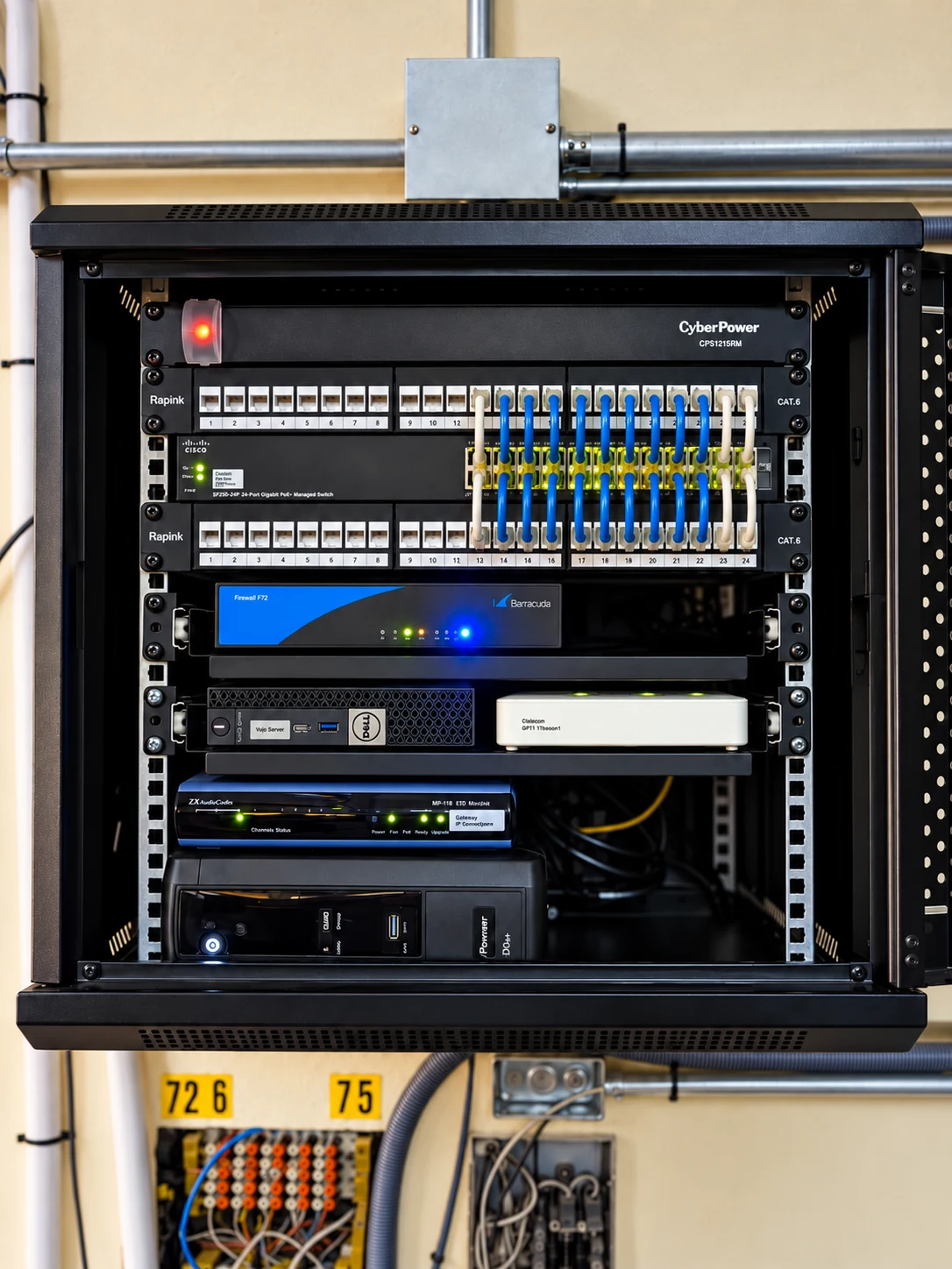 Vista del rack abierto con los componentes de la plataforma de comunicaciones.